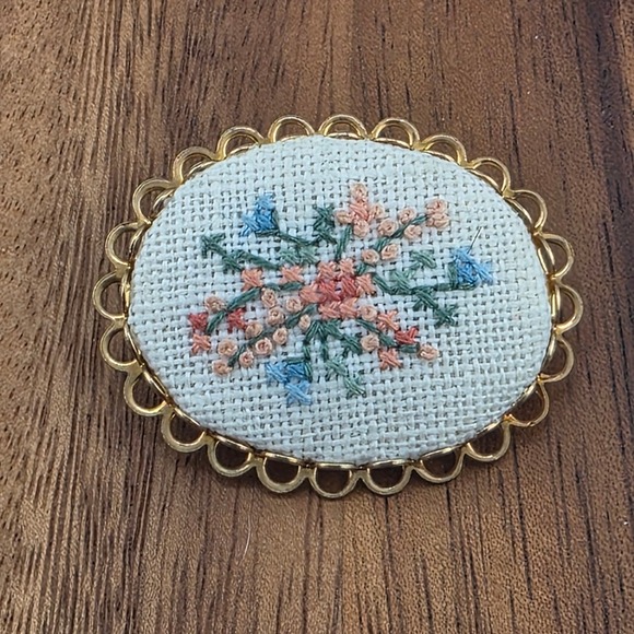Vintage Floral Needlepoint Brooch Pin Gold Tone‎ Accent Cottagecore Jewelry - Picture 1 of 4